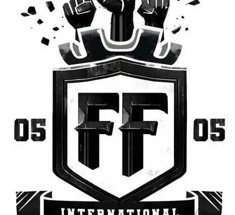 Logo für den Internationalen Tag des Fistings mit erhobenen Fäusten und dem Text 'International Day of Fisting'.