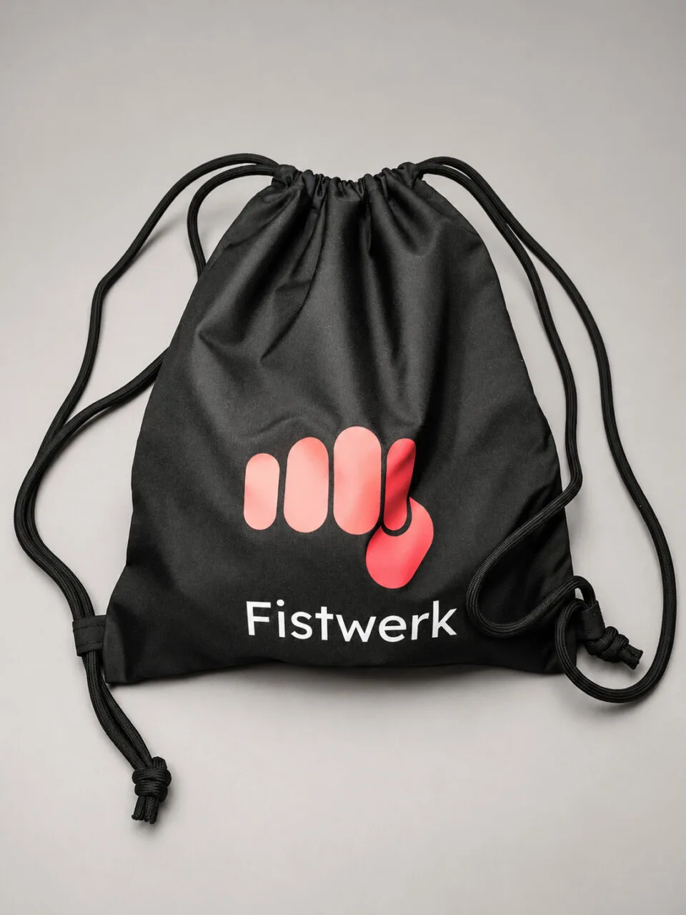 Schwarzer Fistwerk Turnbeutel im Studio converted scaled